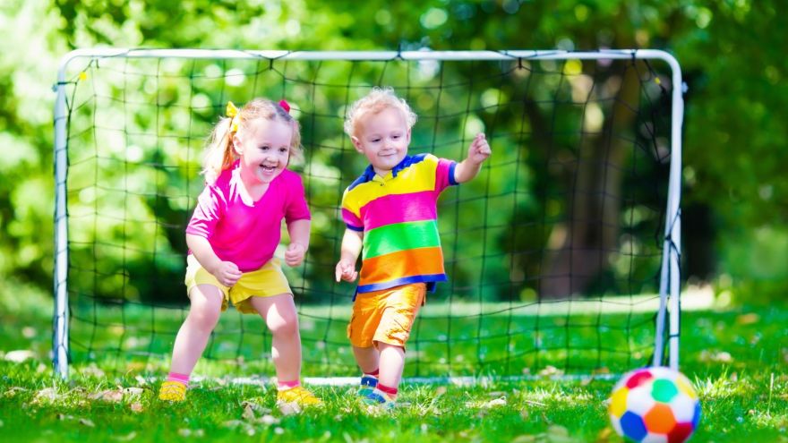 Psychologia Jak zachęcać do sportu córkę, a jak syna? Psycholog dziecięca radzi
