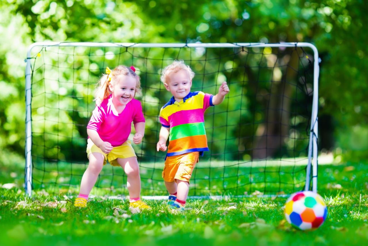 Jak zachęcać do sportu córkę, a jak syna? Psycholog dziecięca radzi