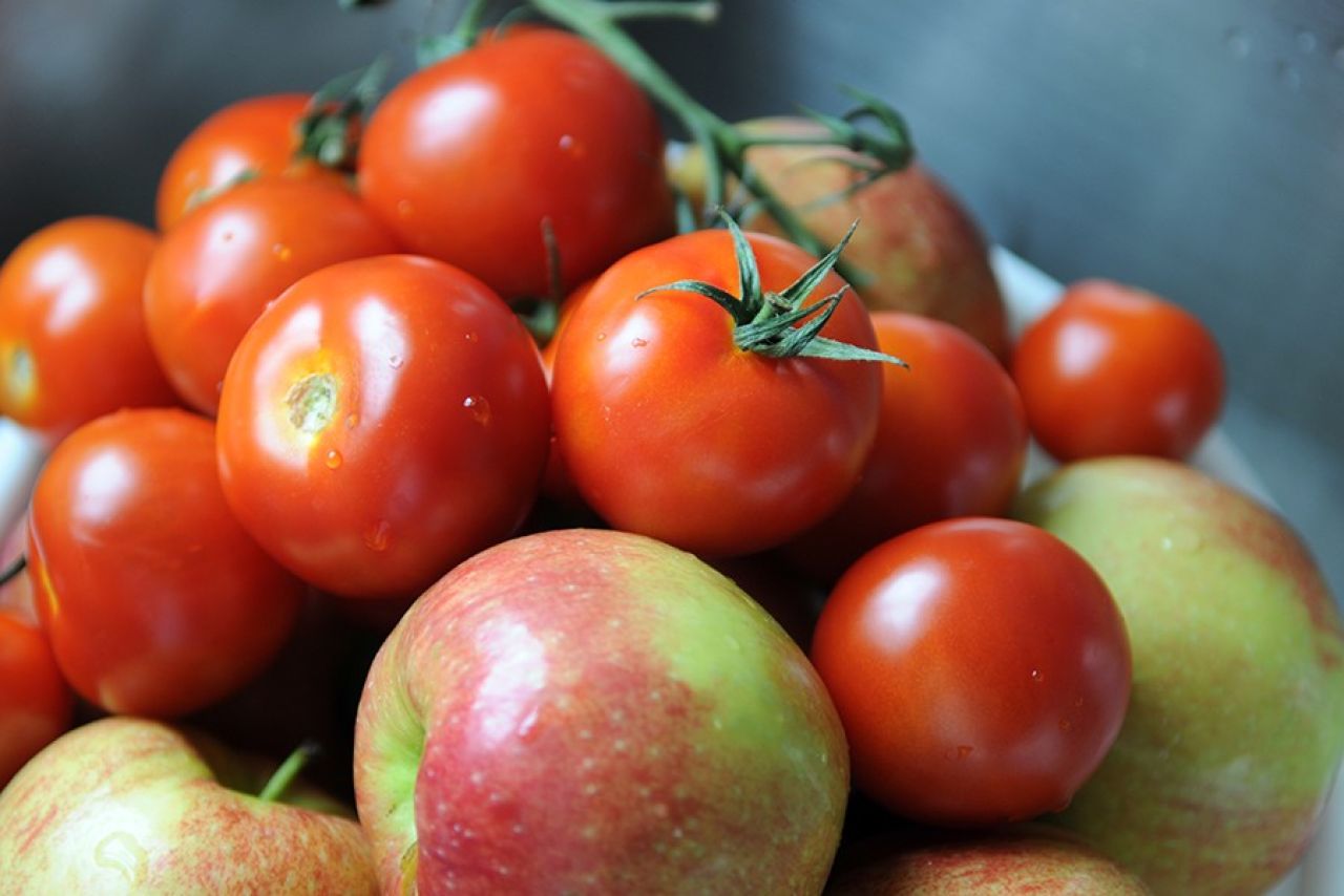 Ulubione warzywa i owoce Polaków - Pomidory i jabłka na czele