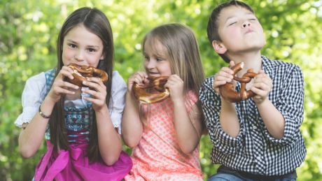 Wakacyjna dieta dzieci poza kontrolą rodziców – jak to zmienić?
