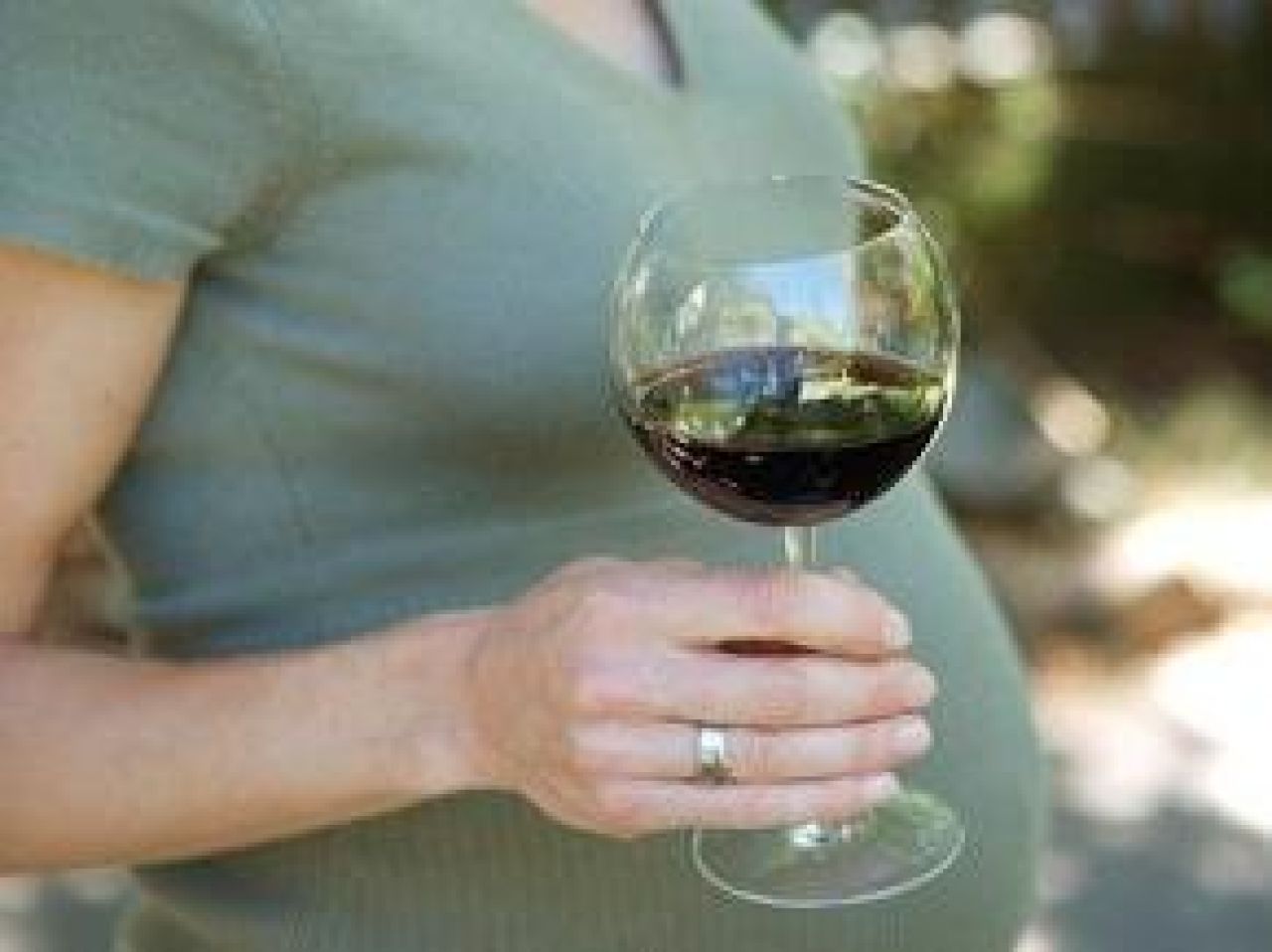 Coraz więcej pijących kobiet w ciąży