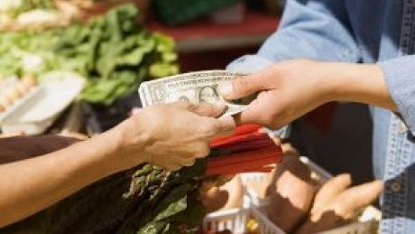 Płacąc gotówką, kupujemy zdrowszą żywność