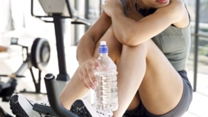 ćwiczenia w domu Jak ćwiczyć w domu? Trening z butelkami wody