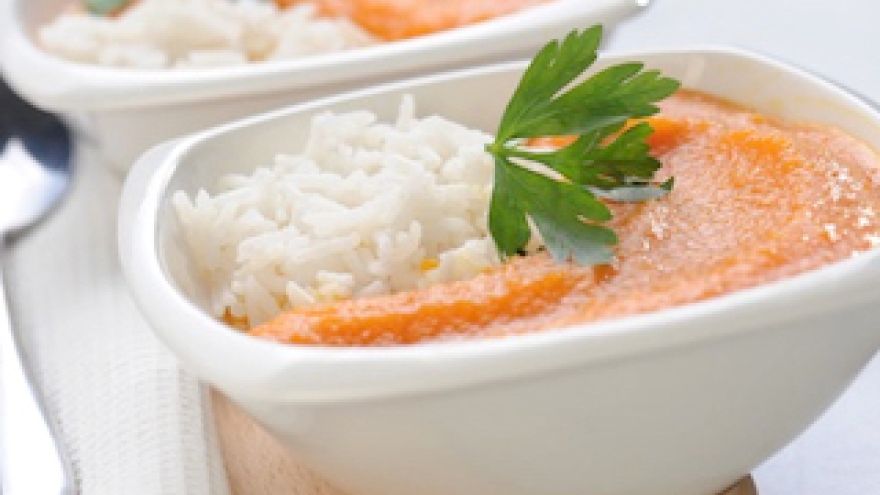 Zdrowe jedzenie Zupa marchewkowo-pomarańczowa z imbirem