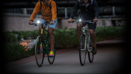 Obowiązkowe oświetlenie roweru – na co zwracać uwagę?