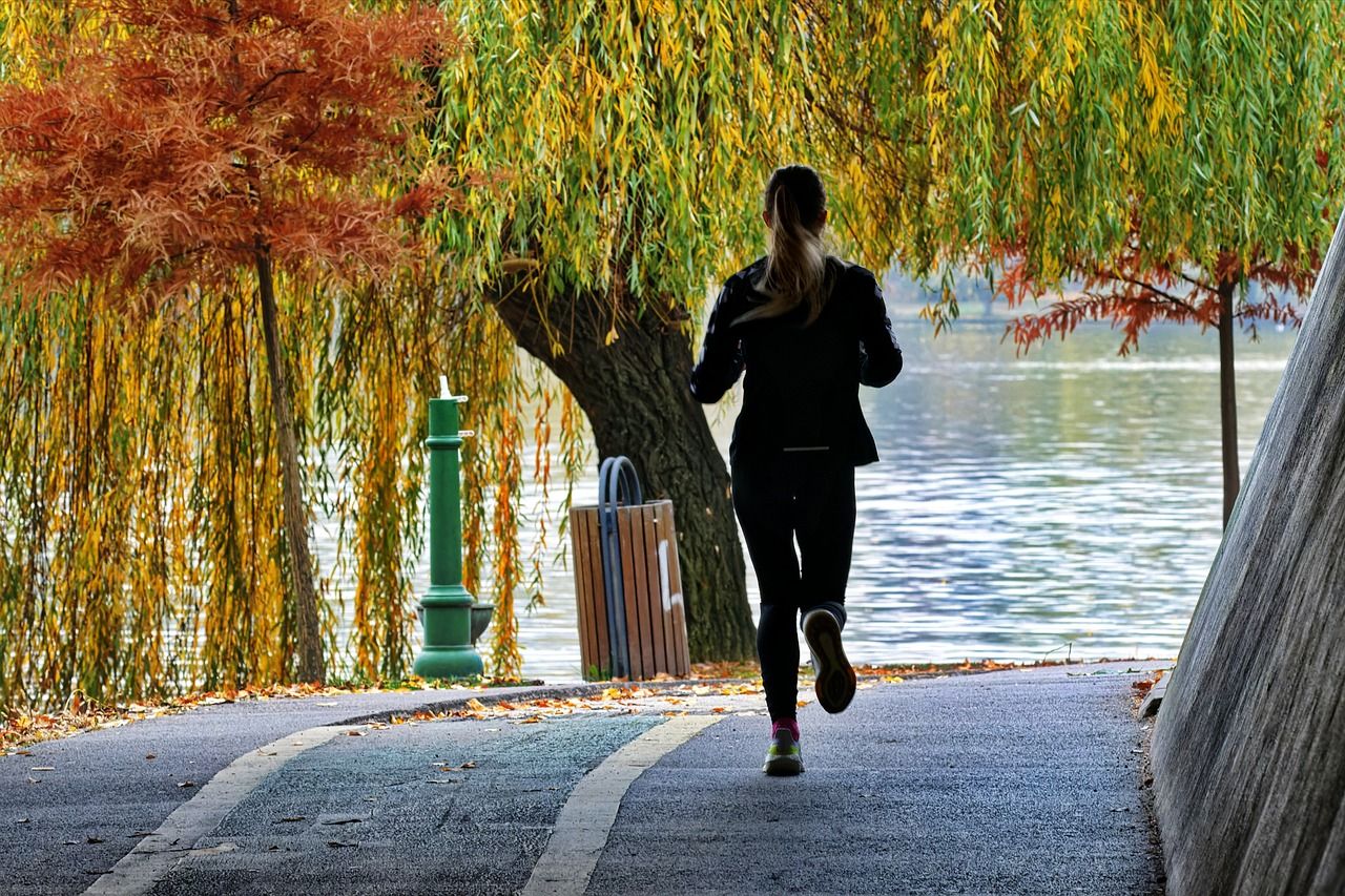 Poznaj 5 zalet ćwiczeń jesienią