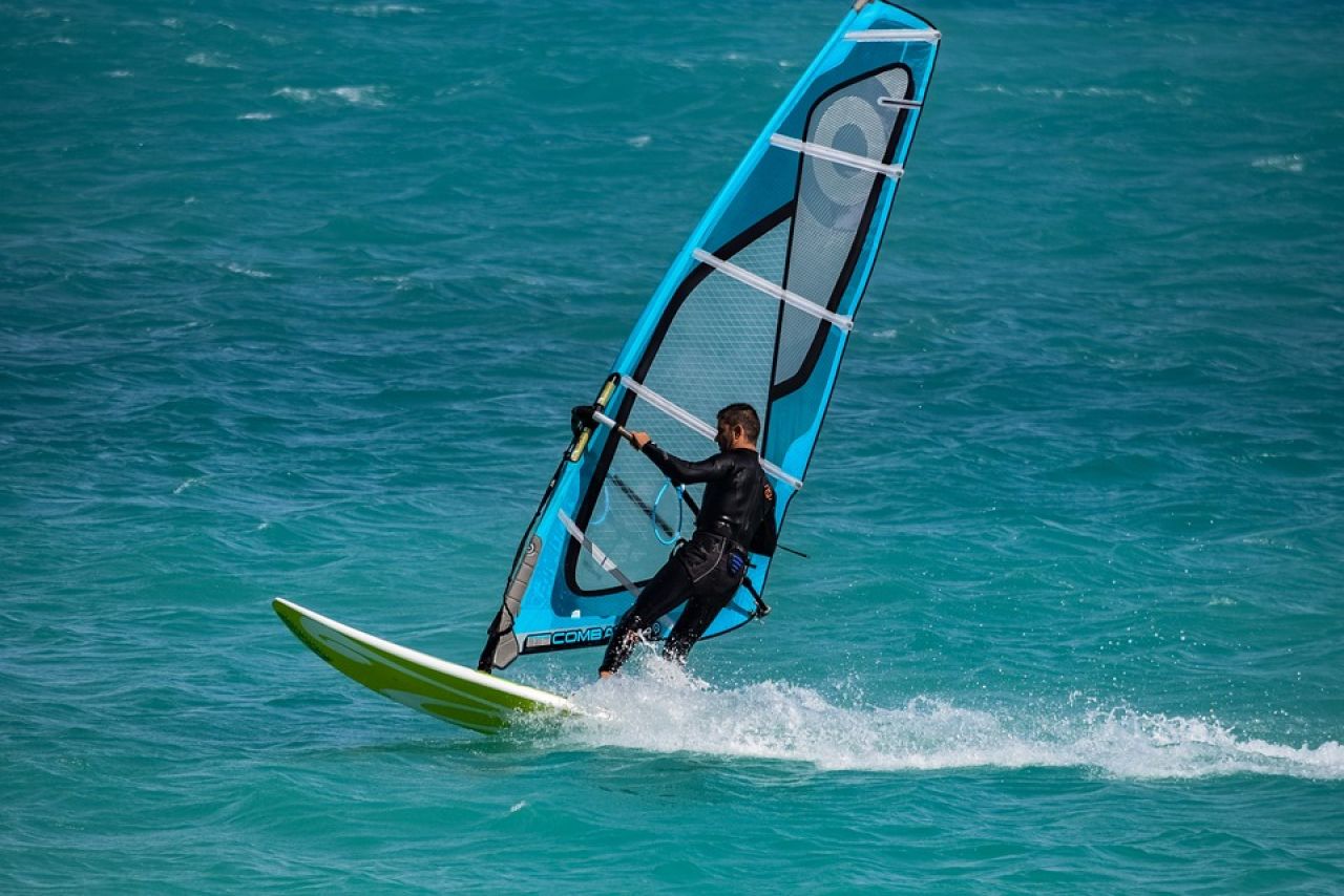 Jak zadbać o bezpieczeństwo przy windsurfingu i kitesurfingu?