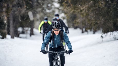 Na przekór złej pogodzie – obalamy 5 mitów o jeździe na rowerze zimą