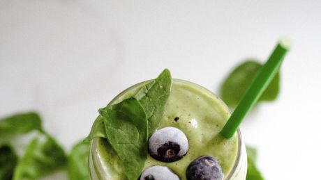 Przepis na aromatyczny, zielony koktajl z morelami i tahini - dla mocnych i zdrowych zębów