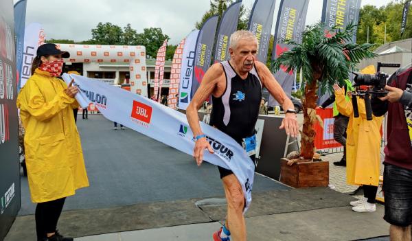 W maju złamał kręgosłup, niedawno skończył 80 lat. Właśnie przebiegł triathlon