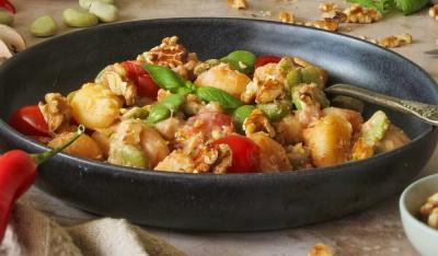 Gnocchi z bobem i orzechami włoskimi w sosie śmietanowym
