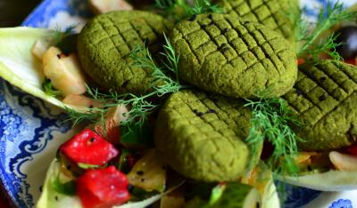 Hummus z ćwikłą i zielone kotleciki z jarmużu z dodatkiem superfoods