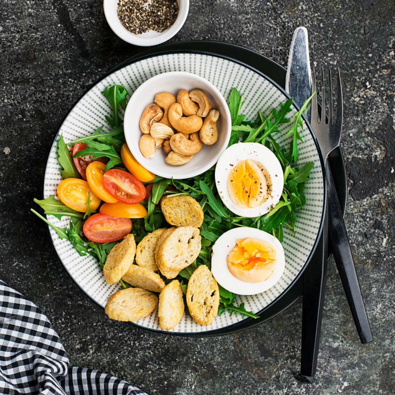 Energetyczna buddha bowl z prażonymi nerkowcami 