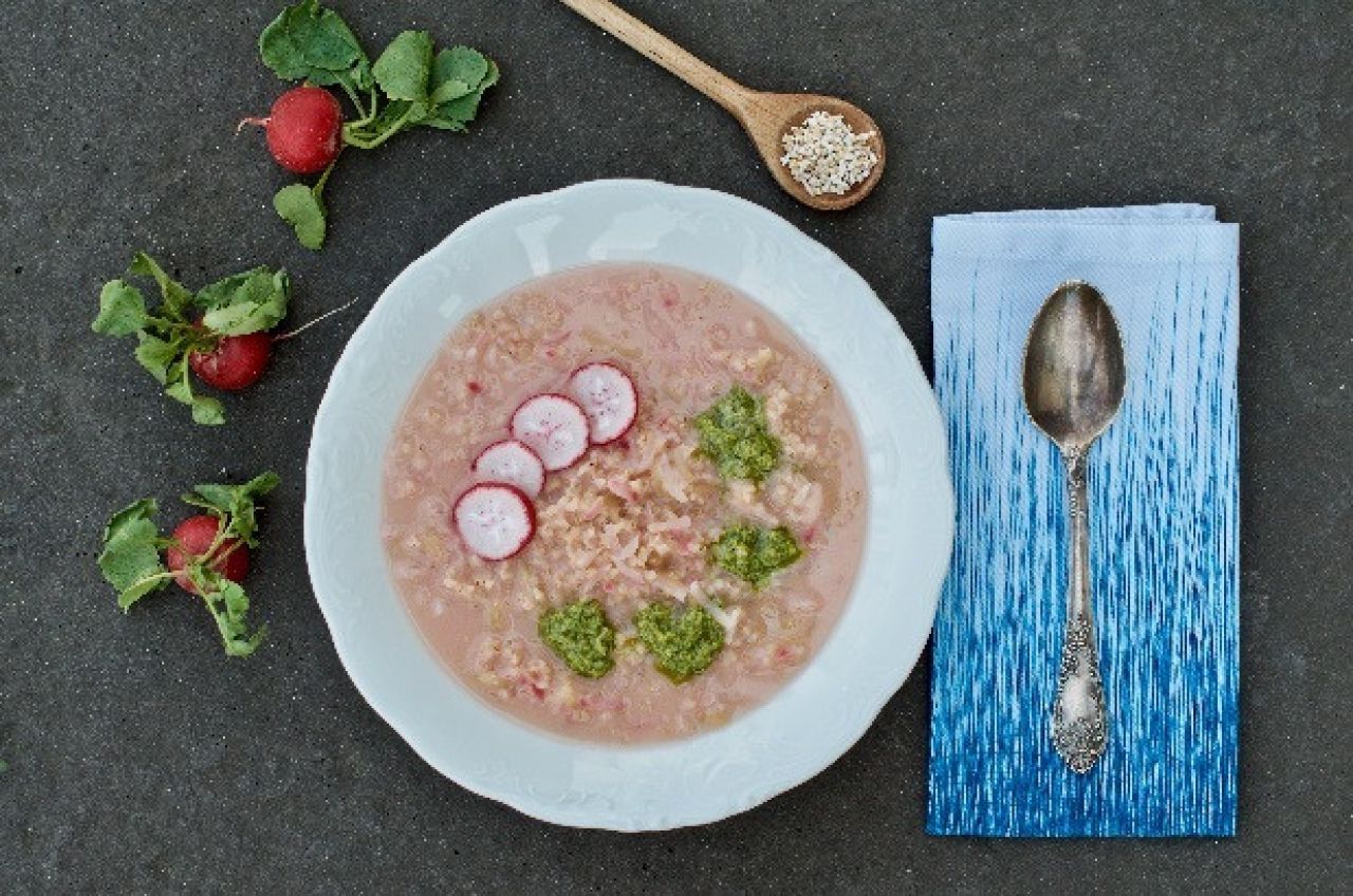 Zupa z rzodkiewek z kaszą jęczmienną i pesto z liści rzodkiewki