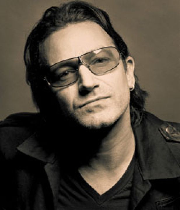 Bono bez formy i z dużym brzuchem