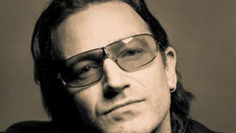 Bono bez formy i z dużym brzuchem