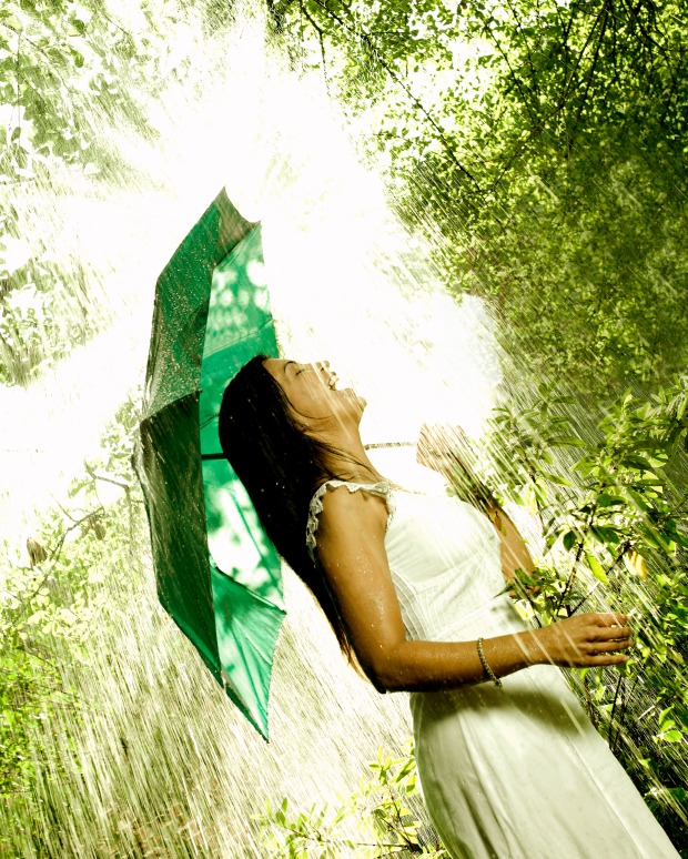 Как растения радуются дождю. Девушка под дождем. Дождь радость. Женщина радуется дождю. Девушка под летним дождем.