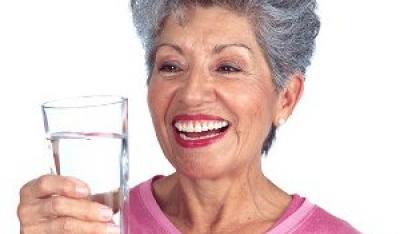 Szklanka wody dla seniora