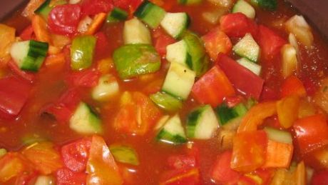 Pomidorowe gazpacho ze śmietaną bazyliową
