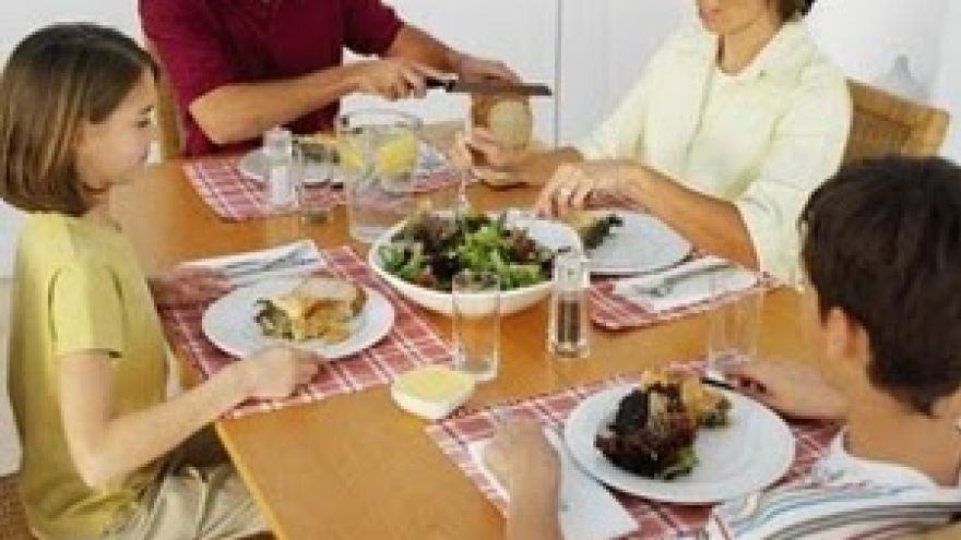 Wspólny obiad to mniejsze ryzyko anoreksji u nastolatków