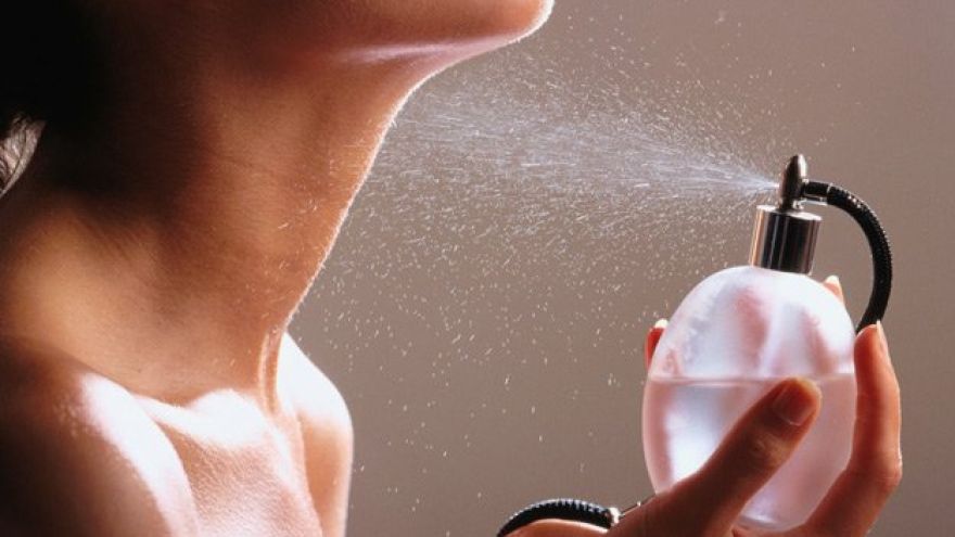 Perfumy 6 sposobów na zatrzymanie zapachu