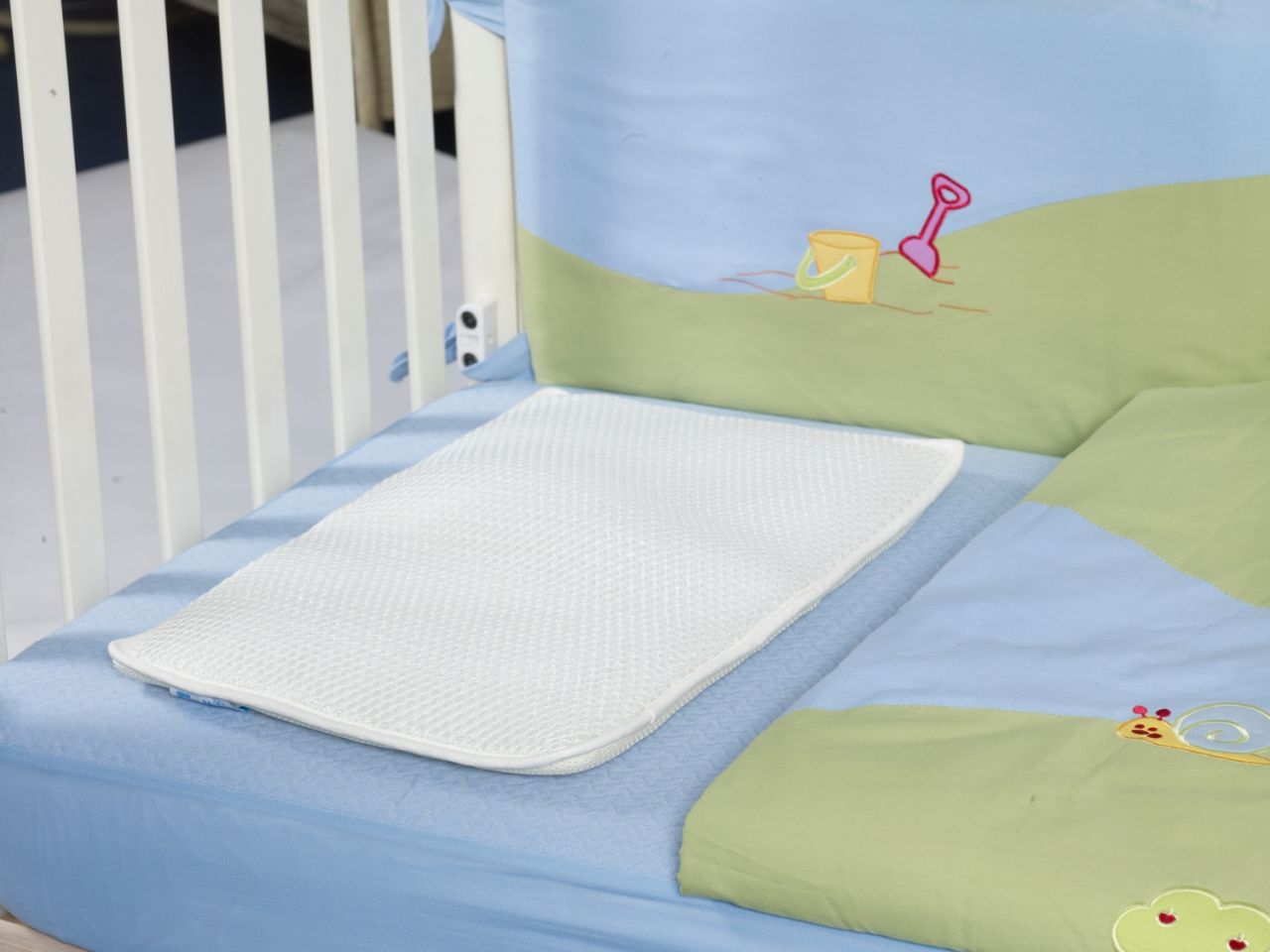 Z poduszką czy bez - jak zorganizować łóżeczko niemowlaka?