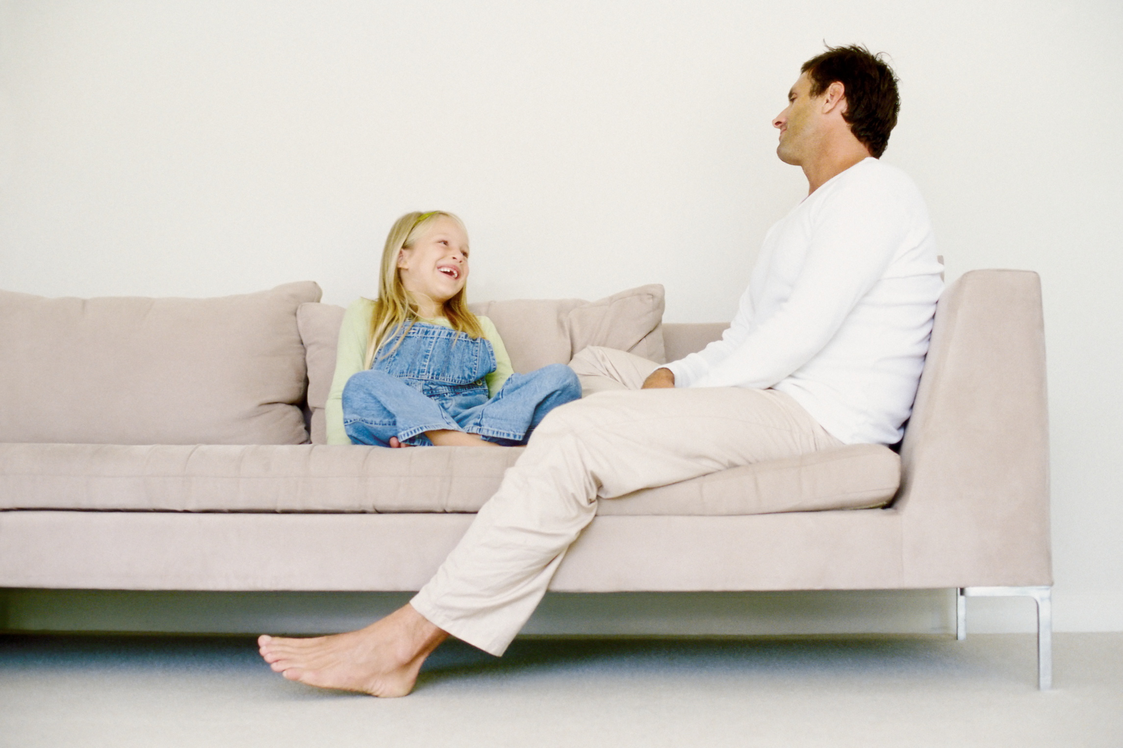 Папа дочку на диване. Отец и дочь на диване. Дочь и папа на кушетке. Папа и дочь сидит на диване. Сидит дочь на диване.