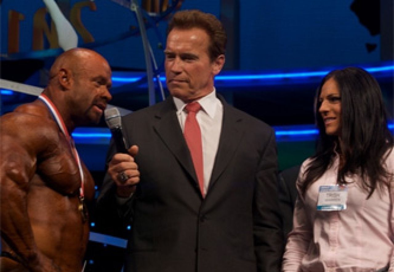 Schwarzenegger bawi się w dziennikarstwo
