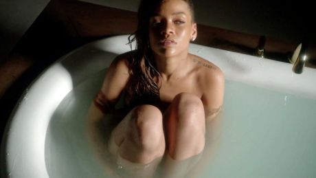 Rihanna: Większe piersi bez ingerencji skalpela