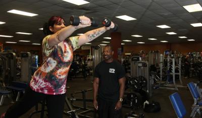 Trening siłowy dla osób plus size według trenerów osobistych