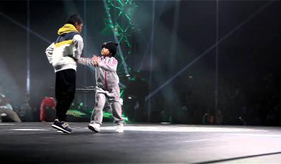 6-letnia dziewczynka tańczy breakdance