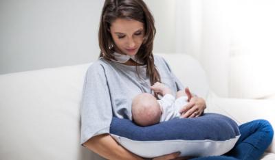 Poduszka do karmienia – idealne rozwiązanie dla każdej młodej mamy