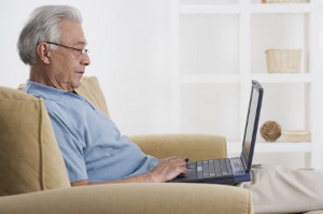 Coraz więcej seniorów korzysta z internetu i mediów społecznościowych