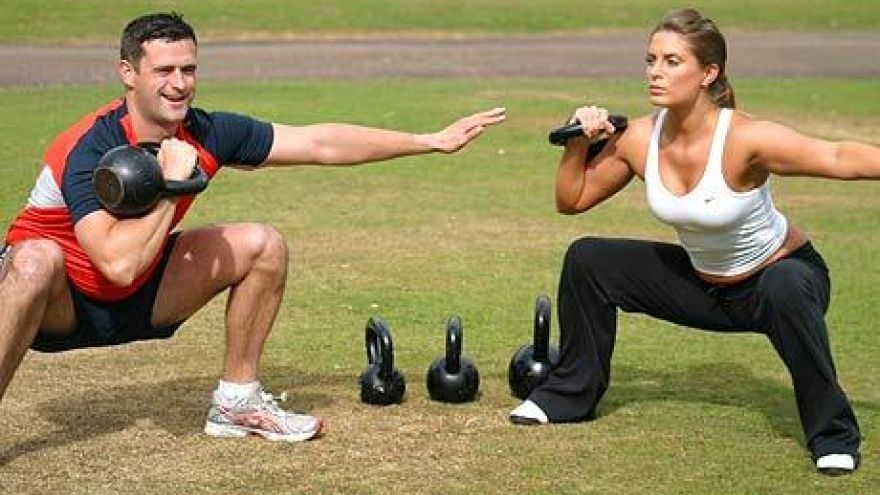 ćwiczenia na brzuch Trening z kettlebells harmonijnie kształtuje sylwetkę