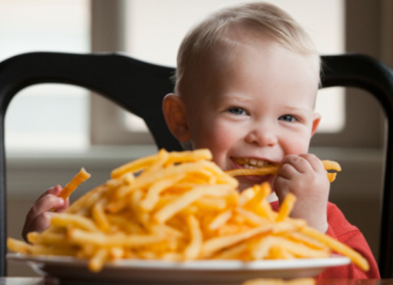 Słodycze, fast foody, słodkie napoje - dlaczego dzieci je lubią?