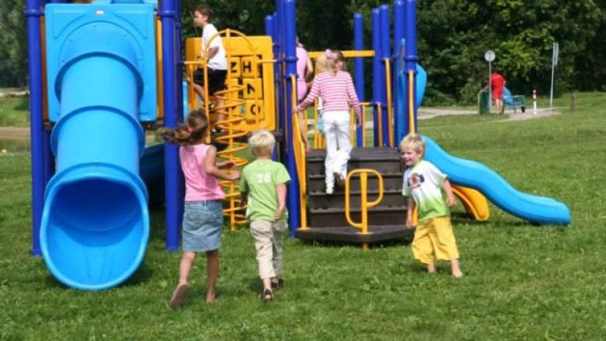 Aktywne dzieci Plac zabaw jak lekcja WF-u