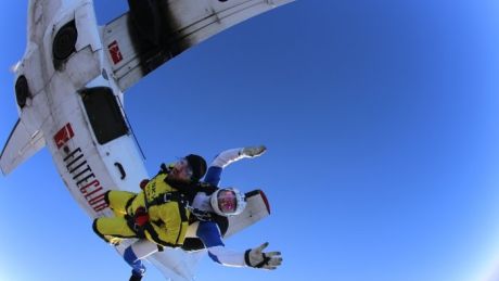 Poczuj adrenalinę – skocz ze spadochronem!
