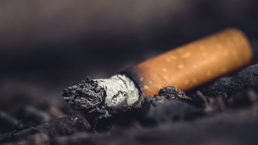 Palenie papierosów Jak palenie papierosów wpływa na jamę ustną? Żółte zęby to nie wszystko