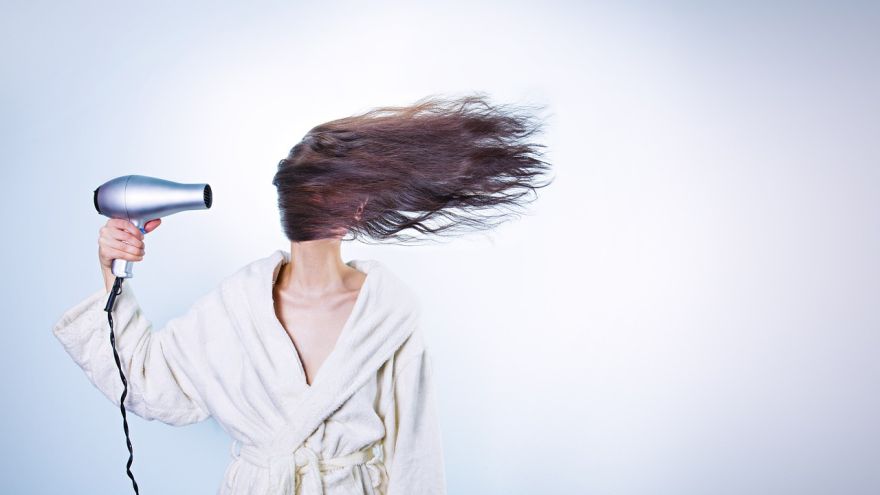 Włosy Zimowa pielęgnacja osłabionych włosów: tajemnice odżywienia i regeneracji