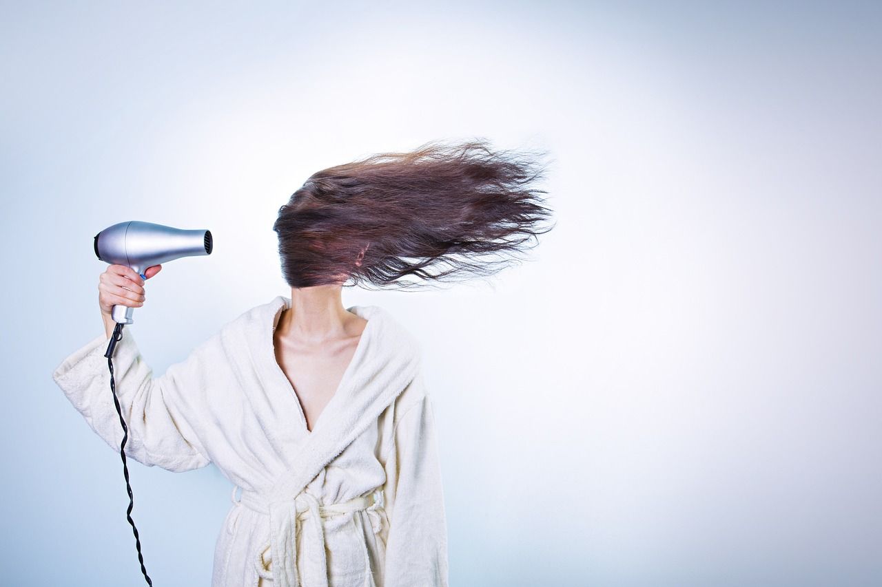 Zimowa pielęgnacja osłabionych włosów: tajemnice odżywienia i regeneracji