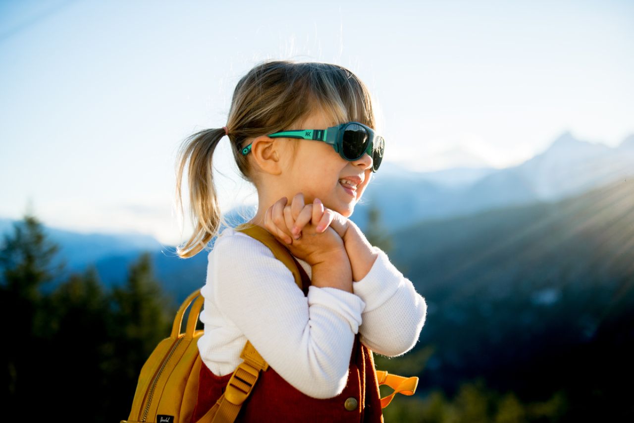 Okulary przeciwsłoneczne dla dzieci - dlaczego nie warto kupować ich w sieciówkach