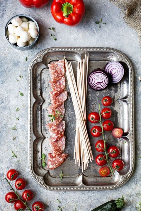 Szaszłyki z oliwkami, mozzarellą, szynką i grillowanymi warzywami 