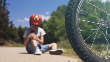 Urazy na rowerze, hulajnodze i deskorolce – jak pomóc dziecku po upadku?