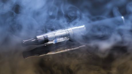 Ponad połowa polskich nastolatków miała już kontakt z e-papierosami