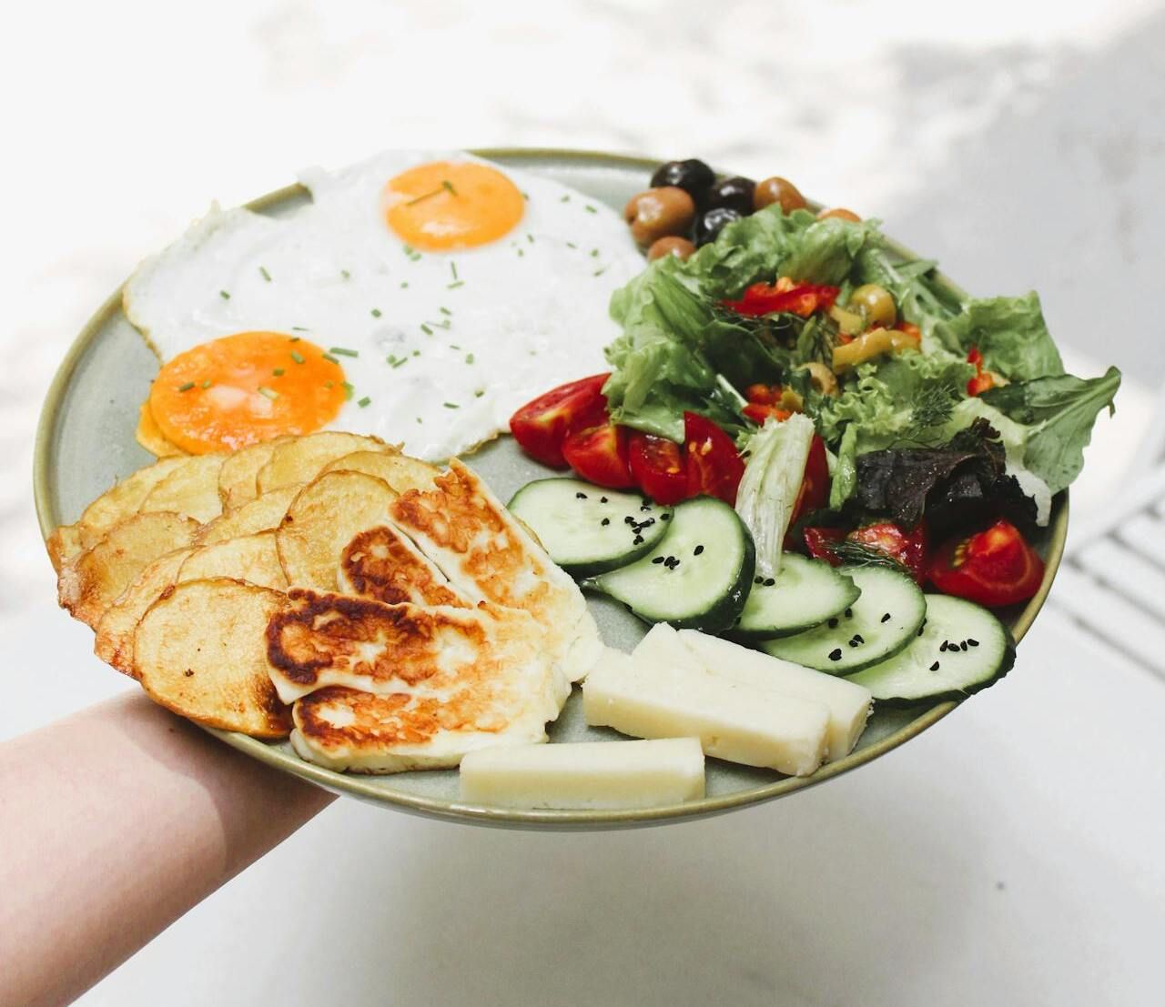 Dieta a wydolność fizyczna – co jeść przed i po treningu?