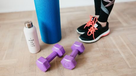 Trening siłowy w domu – jak skutecznie zbudować formę bez siłowni?