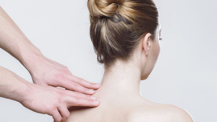 Masaż Terapia manualna w leczeniu schorzeń ortopedycznych – skuteczna metoda na ból i poprawę funkcji ruchowych. Dla kogo jest odpowiednia?