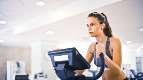 Nowe modele biznesowe w branży fitness: Studio butikowe kontra kluby sieciowe, aplikacje fitness, treningi online
