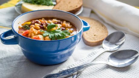 Souping – nowa metoda oczyszczania organizmu. Na czym polega detoks zupowy?