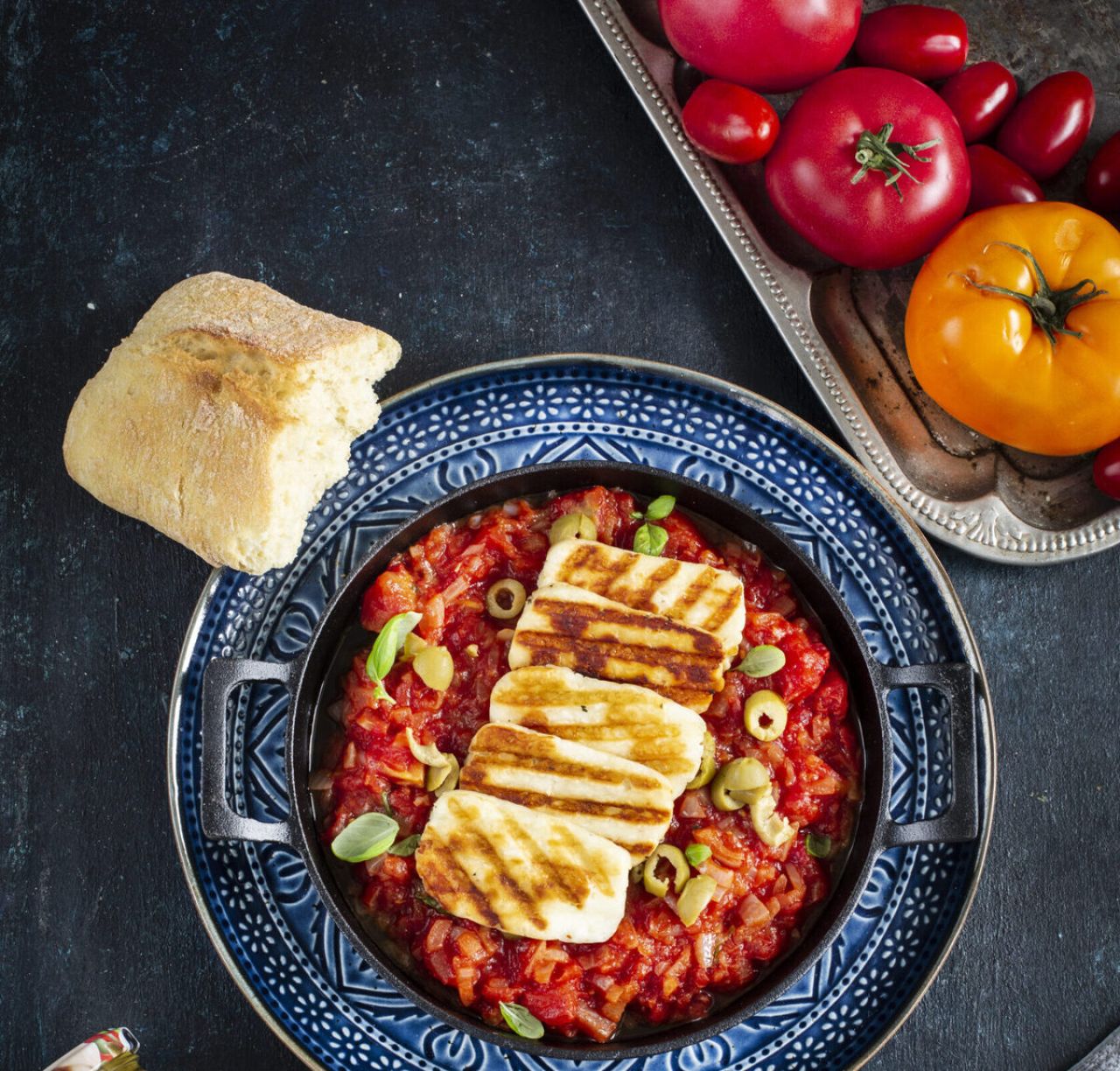 Smażone pomidory z serem halloumi